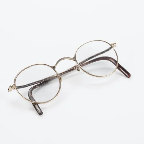 Lentes antiguos sobre una mesa (foto ilustrativa)
