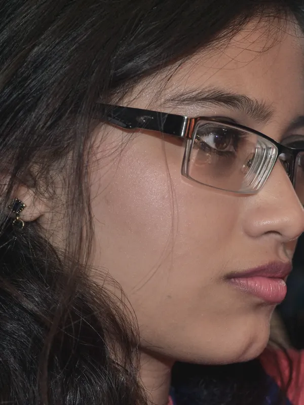 Mujer con lentes ópticos (foto ilustrativa)