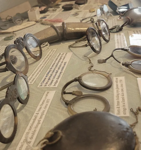 Marcos de lentes en exhibición (foto ilustrativa)