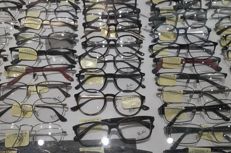Vitrina con muchos marcos de lentes (foto ilustrativa)